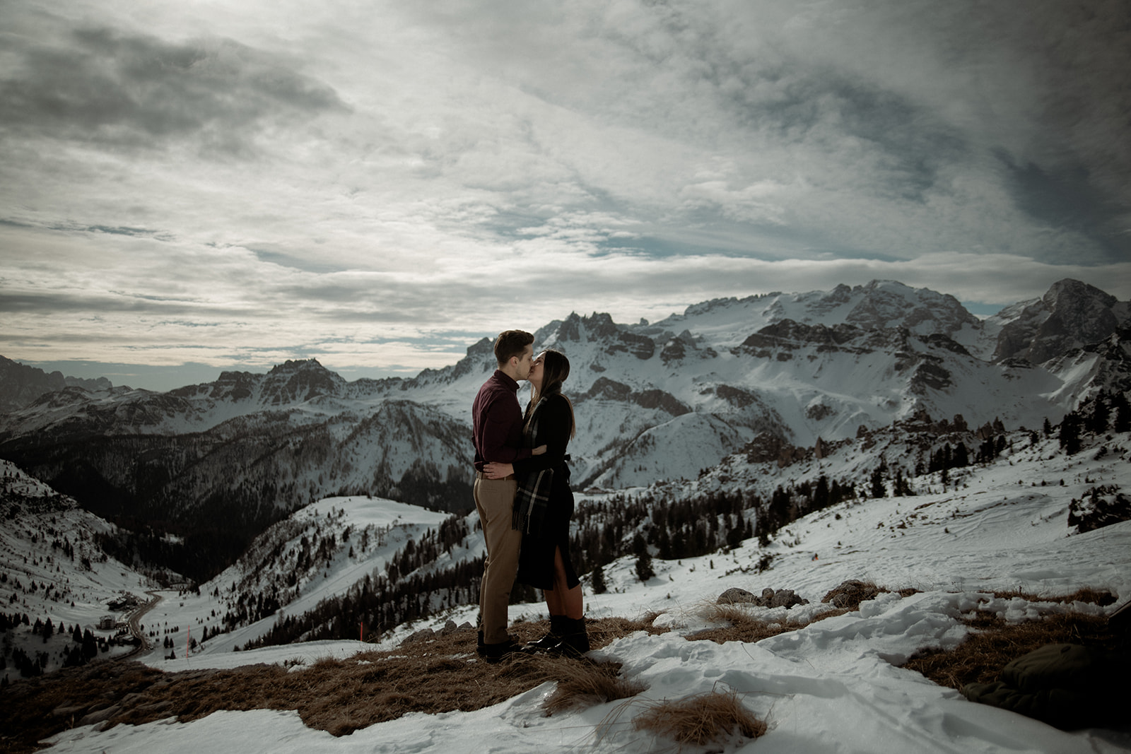Proposta di matrimonio romantica sulle dolomiti in inverno