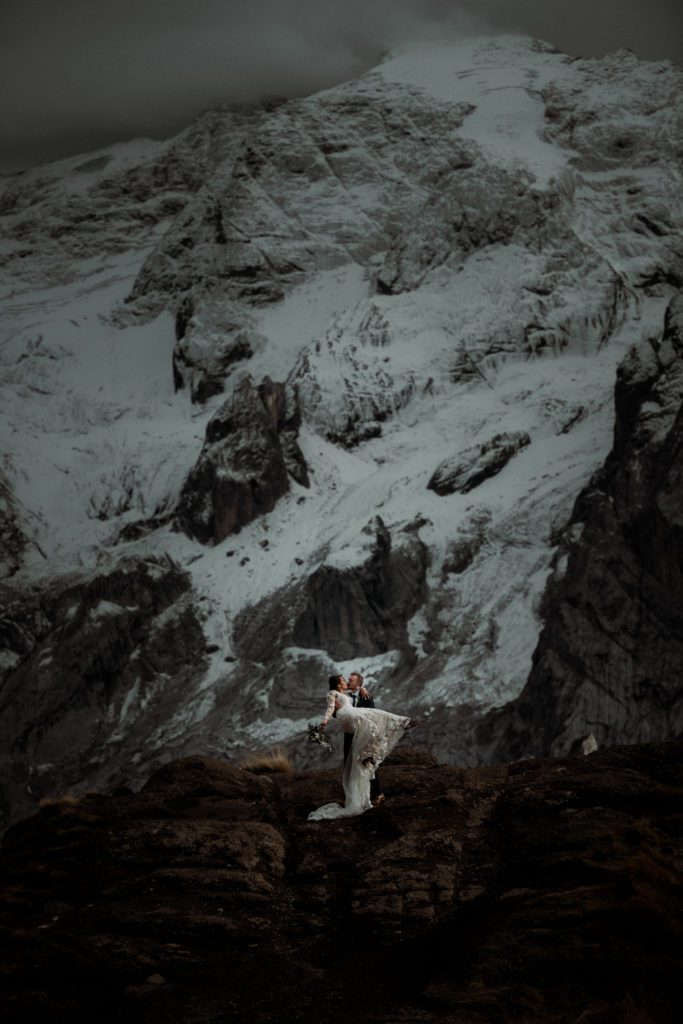 Fotografo Matrimonio Bolzano - Matrimonio sulle Dolomiti con montagna innevata e coppia di sposi che si bacia