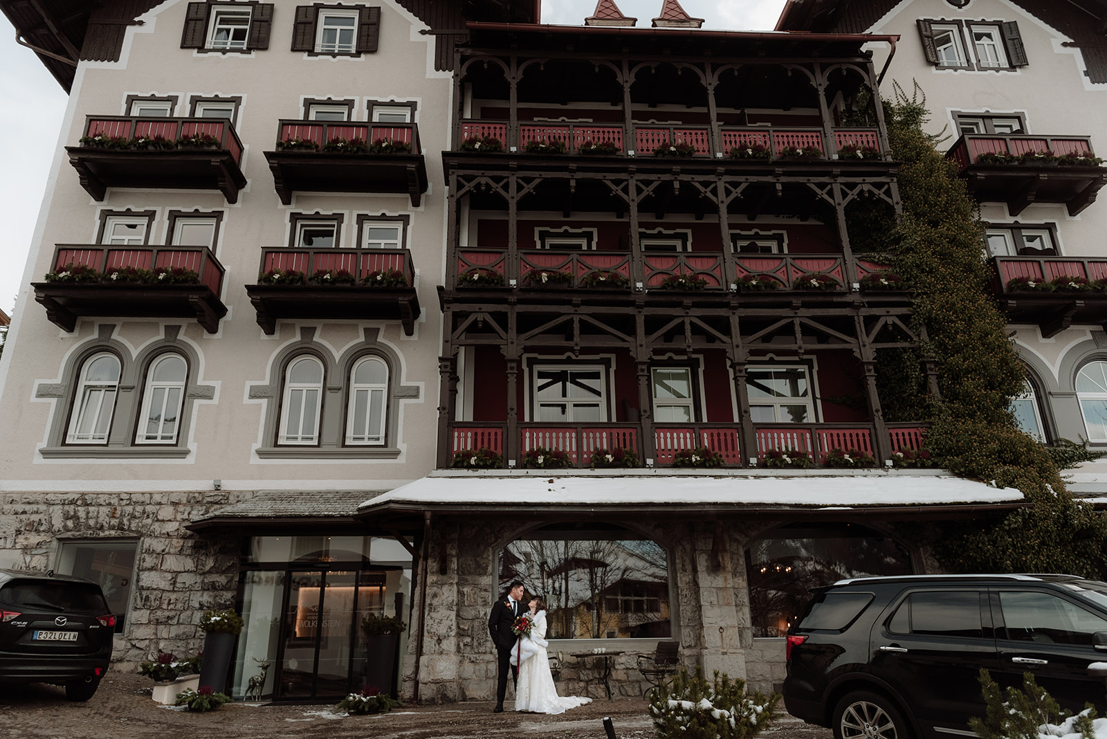 Pärchen genießt die Hochzeitsreise in Südtirol vor dem Honeymoon Hotel in Südtirol